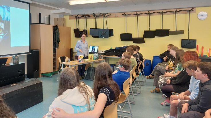 Autorin Irmgard Kramer zu Gast bei Schülern in Bad Goisern