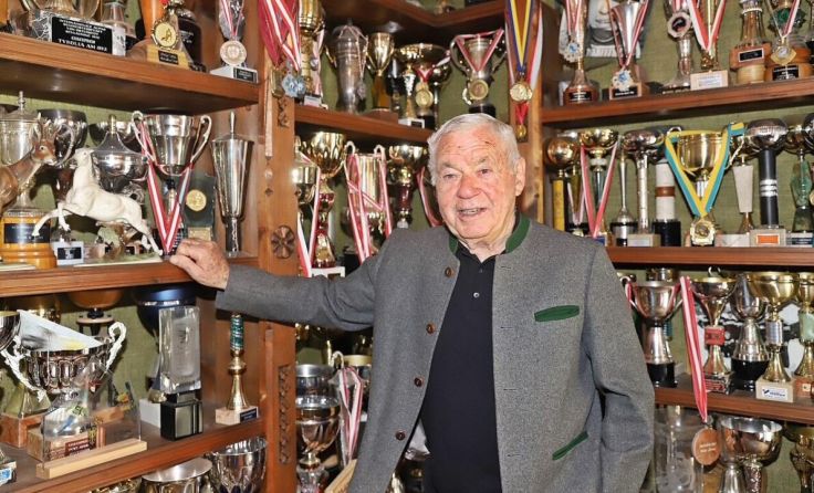 Sepp Loidl vor seiner Pokalsammlung (Foto: Hörmandinger)