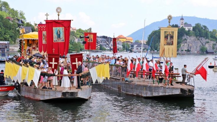 Traditionelle Seeprozession zu Fronleichnam in Traunkirchen