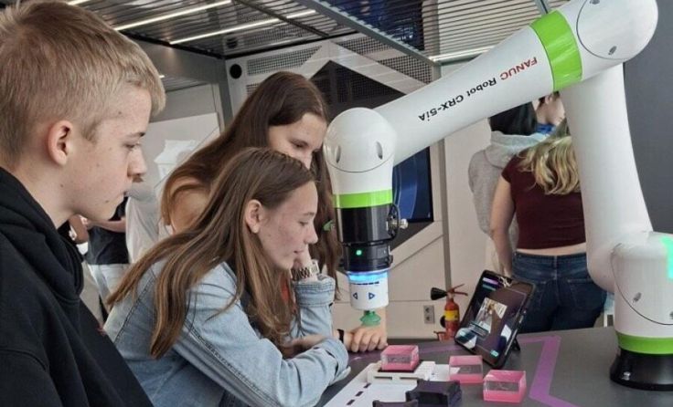 Schüler konnten die Stationen selbst ausprobieren. (Foto: BHAK/BHAS Bad Ischl)