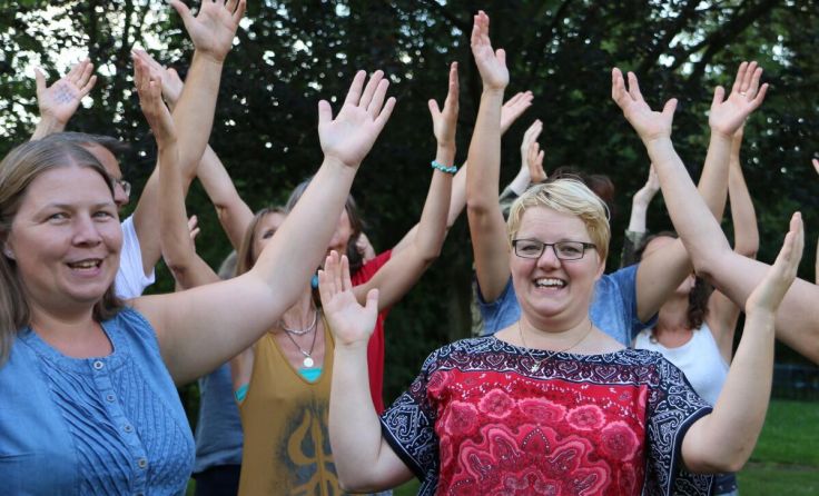 Magdalena Maria Pühringer und Ingrid Huemer (v. l.) laden zum Singkreis. (Foto: Sing Ma)