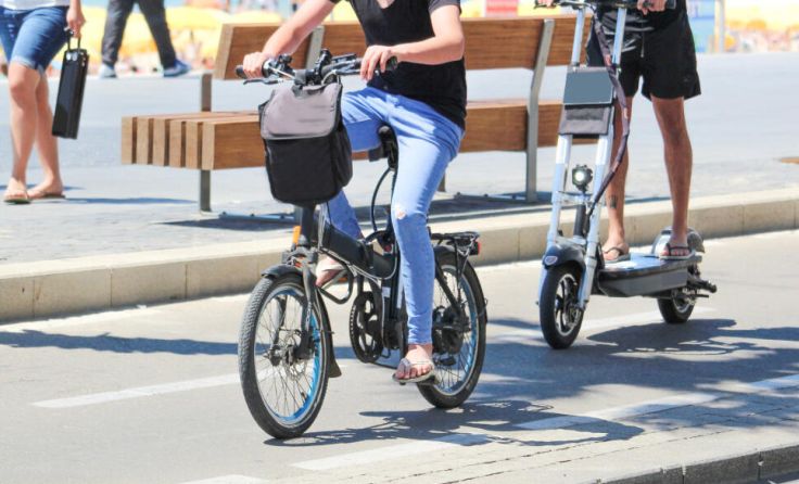 Two men riding on electric bicycles and electric scooter (Foto: stock.adobe.com/studio4pic)