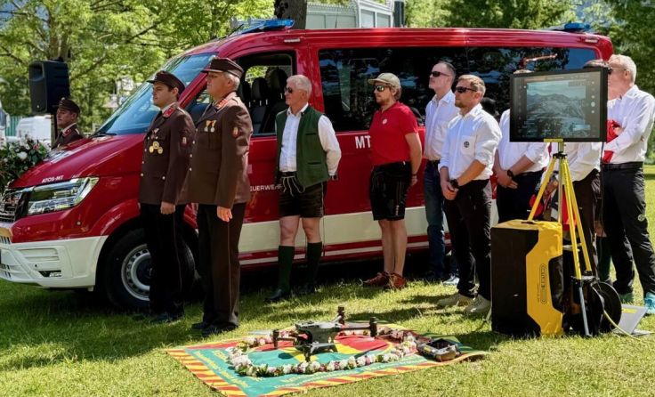 Fahrzeugsegnung und Segnung der Drohne (Foto: FF Roith)