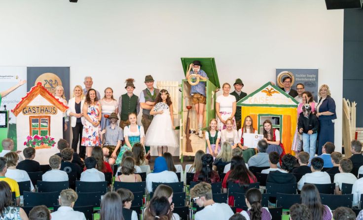 Die Schüler bei der kreativen Bühnenshow. (Foto: MS Bad Ischl 1)