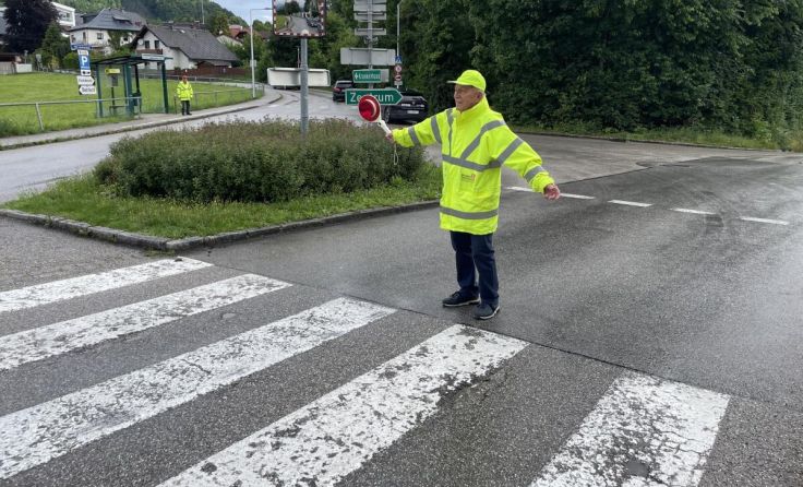 Fritz Hansl bei der Arbeit an der sogenannten Pensi-Kreuzung (Foto: Tips/Gröstlinger)