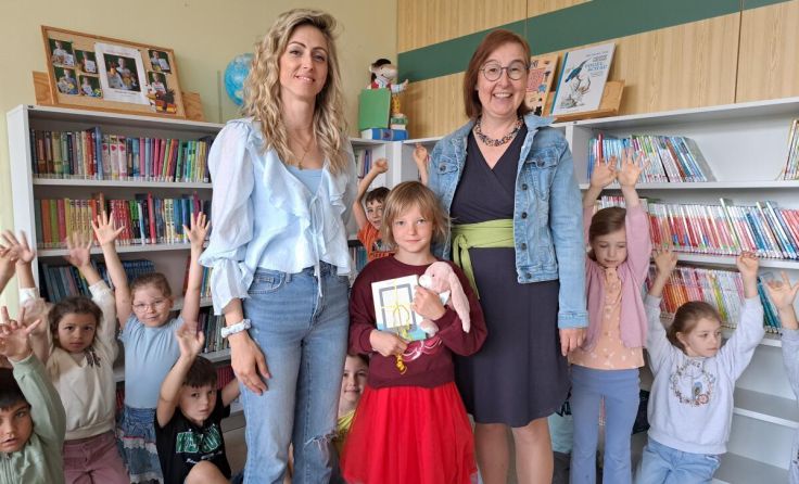 Isabella darf sich über einen eBook-Reader freuen. (Foto: VS Ottnang)