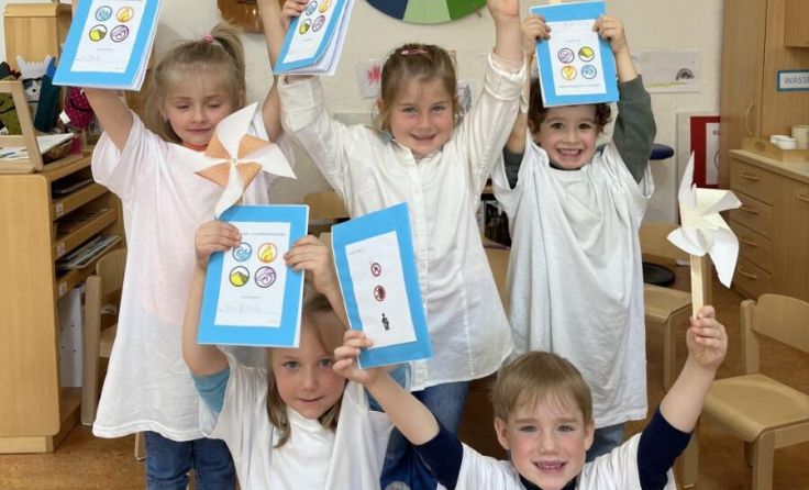 Experimentieren mit den verschiedenen Elementen (Foto: Diakoniewerk)