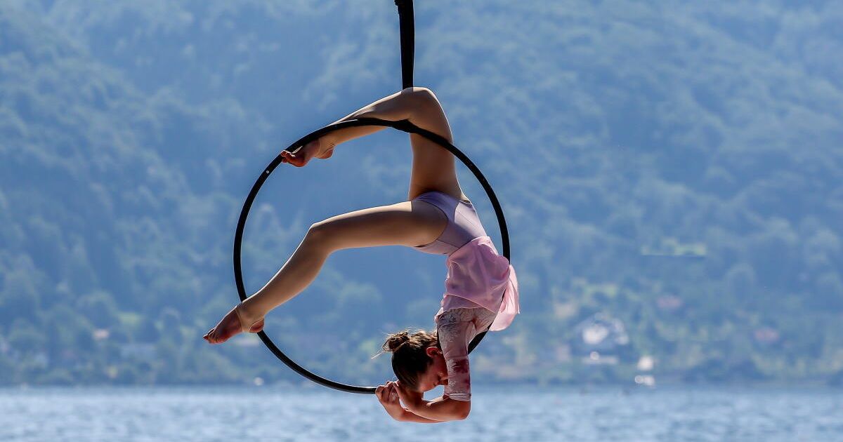 Aerial acrobatics over Lake Traunsee