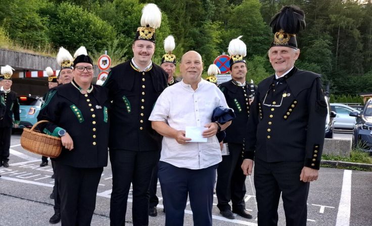 Der Jubilar Mario Prokop (in weiß) mit seinen Musikkameraden (Foto: Franz Frühauf)