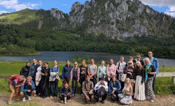 Schüler aus Gmunden und Estland bei einer Wanderung zum Laudachsee (Foto: Marianne Kapeller)