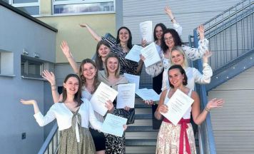 Meisterinnen feiern Abschluss an der Modeschule Ebensee