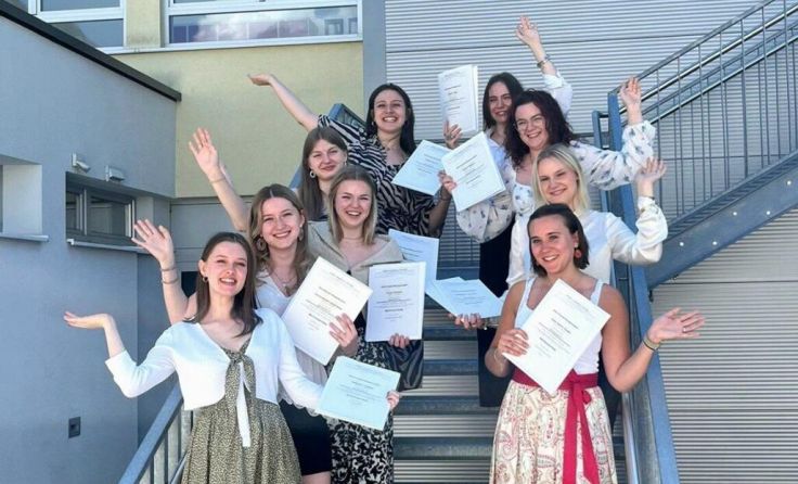 Meisterinnen freuen sich über ihren Abschluss (Foto: HLA für Mode)
