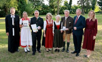 Persönlichkeiten aus dem Bezirk Gmunden mit Samhaber-Plakette ausgezeichnet