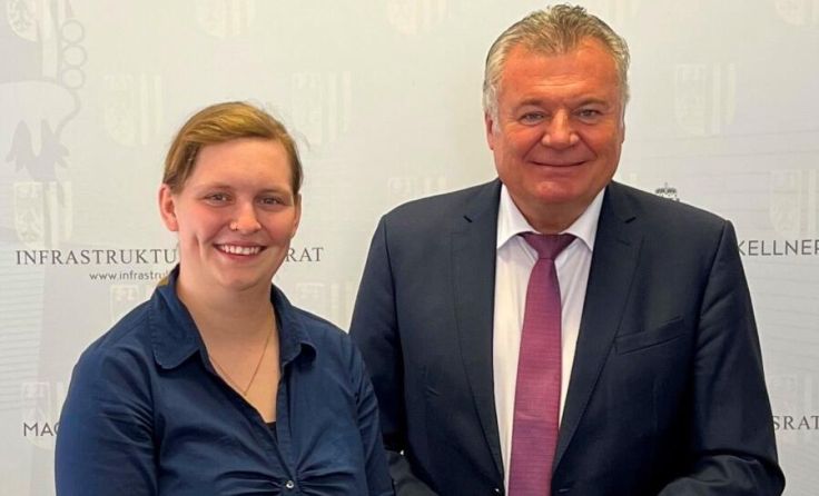 Landesrat Günther Steinkellner (FPÖ) gratuliert Laura Kohlberger. (Foto: Land OÖ/Georg Pollak)