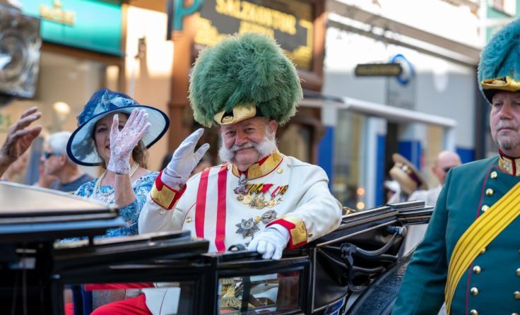 Der Kaiser winkt aus der Pferdekutsche. (Foto: plamberger fotografie GesmbH/Christoph Plamberger)