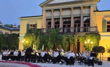 Ischler Salinenmusik lud zu Sommernachtskonzert in den Kaiserpark