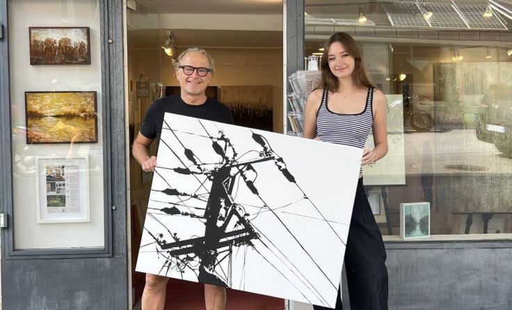 Stephan Unterberger und Alexandra Zopf vor Etienne’s Art am Kreuzplatz 24 (Foto: Unterberger)