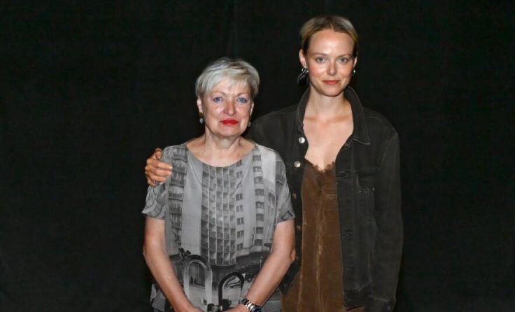 Karin Bergmann (links) übergibt die Leitung an Marie-Luise Stockinger (rechts) (Foto: Rudi Gigler)