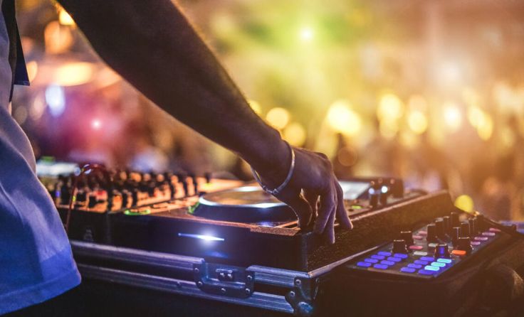 Am Samstag legt DJ LUB auf. (Foto: stock.adobe.com/DisobeyArt)