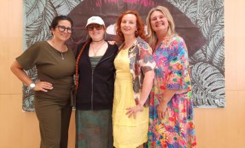 Ausstellung von Mama Frida mit dem Titel „Raufig“ in Ohlsdorf