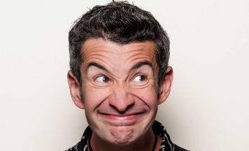Kabarettist Omar Sarsam kommt mit „Stimmt“ nach Laakirchen