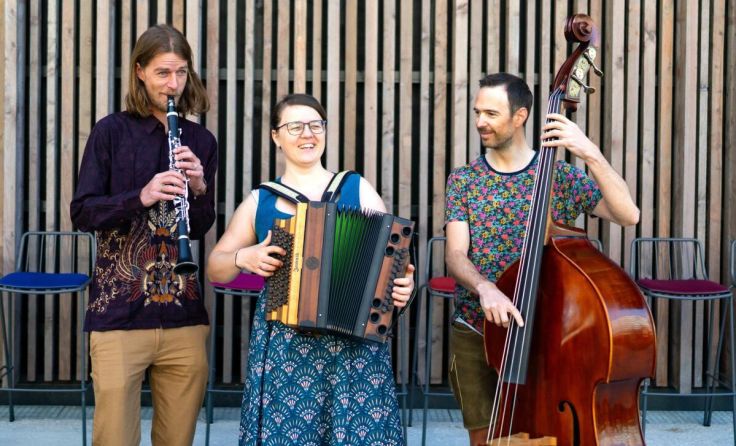 Trio Tschejefem gastiert in der SFK-Tischlerei in Kirchham. (Foto: Tschejefem/Thomas Radlwimmer)