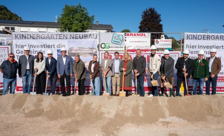 Vertreter aus verschiedenen Bereichen kamen zum Spatenstich. (Foto: Manfred Keller)