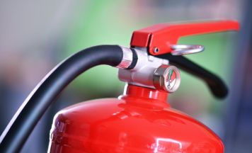 Feuerlöscherüberprüfung bei der Feuerwache Perneck
