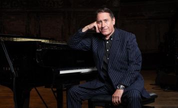 Jools Holland kommt 2027 wieder nach Bad Ischl