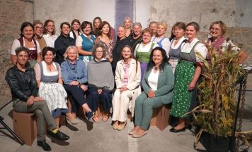 Kunst und Landwirtschaft begegnen sich in der Hipphalle Gmunden