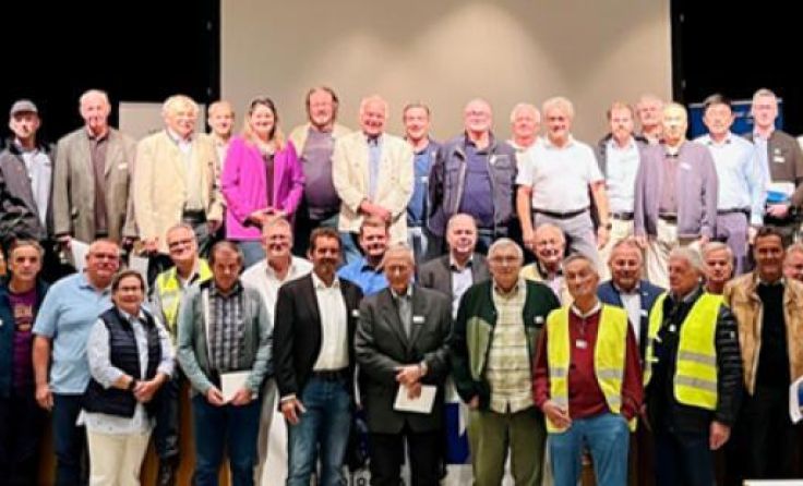 Die Besuchergruppe vor der Betriebsbesichtigung (Foto: Manuel Bieder)