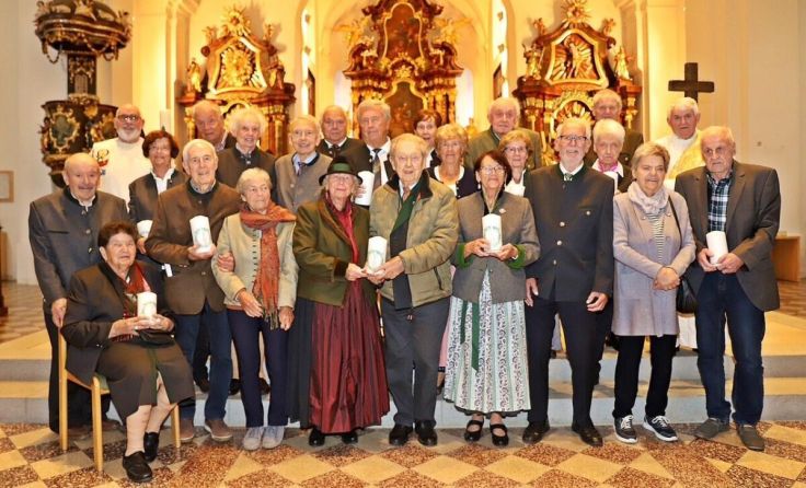 Pfarrgemeinde Ebensee feierte mit 22 Jubelhochzeitspaaren. (Foto: Hörmandinger)