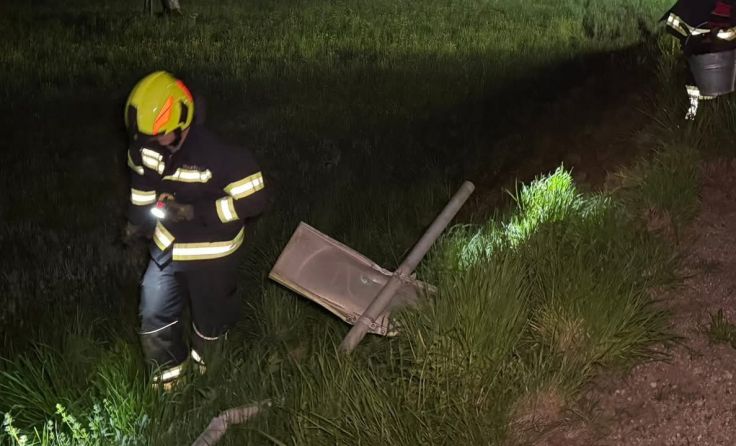 Aufräumarbeiten der Feuerwehr (Bildrechte: Stefan Kaar)