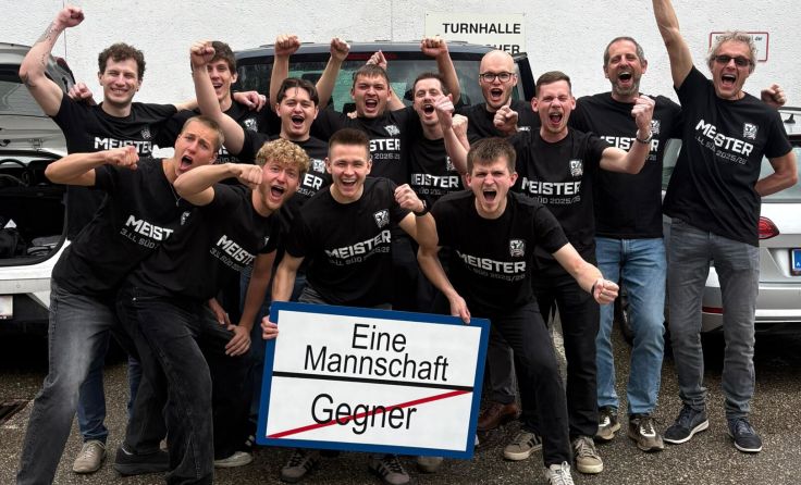 Die Mannschaft nach dem Aufstieg in die 2. Landesliga (Bildrechte: ASKÖ VfB Braunau)