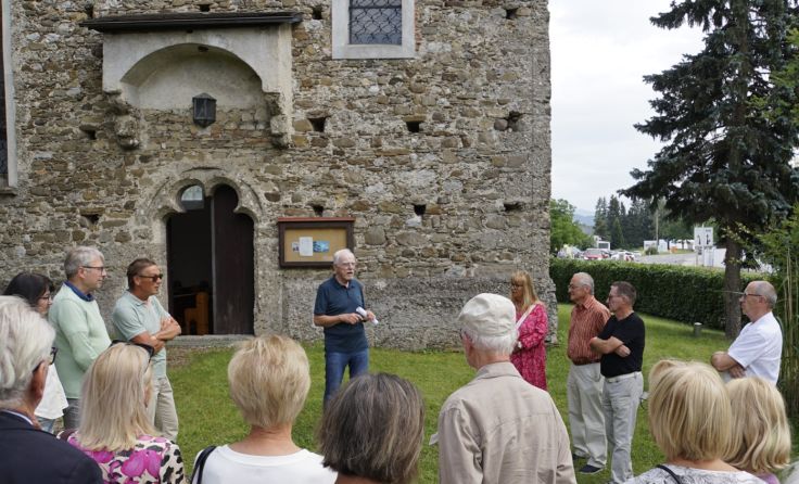 Dr. Lohr referiert vor Schimmelkirche (Bildrechte: Tanzsportclub Lenzing)