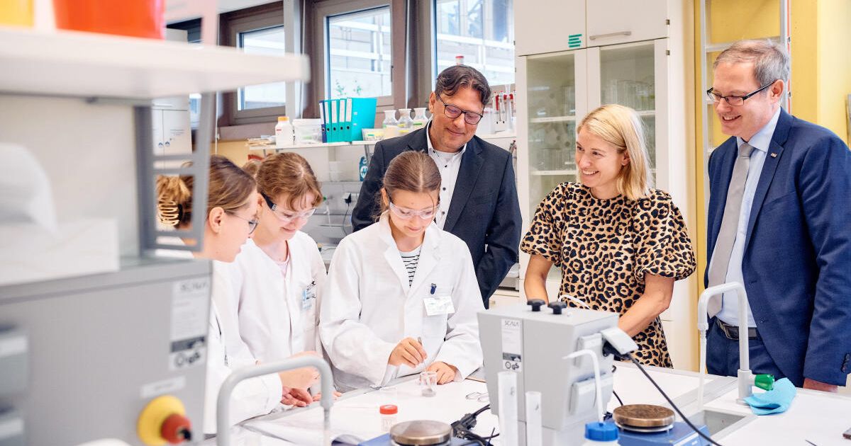 Kinder entdecken Wissenschaft bei den JKU Science Holidays