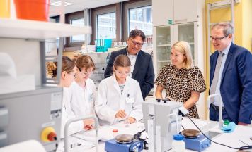 Kinder entdecken Wissenschaft bei den JKU Science Holidays