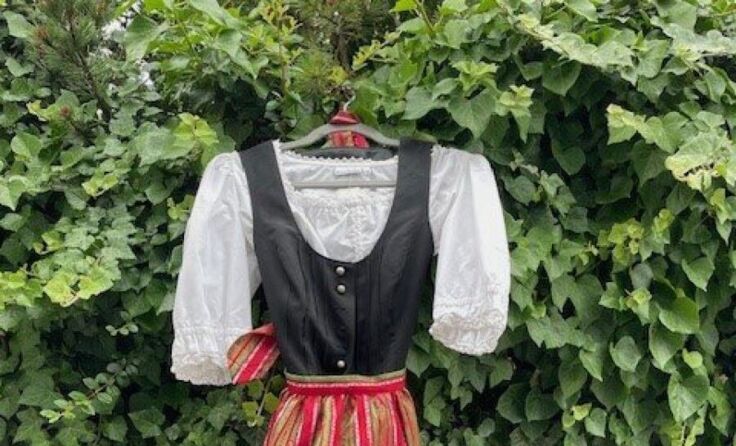 Ein traditionelles Dirndl aus der Auswahl des Rot Kreuz Bekleidungsmarkts. (Foto: Neulinger)