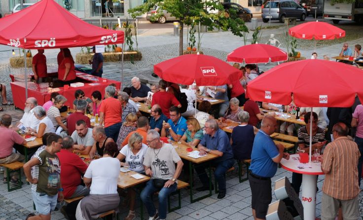 "Zsammsitzen" und miteinander reden beim Weinfest in "Galli" (Bildrechte: SPÖ Gallneukirchen)