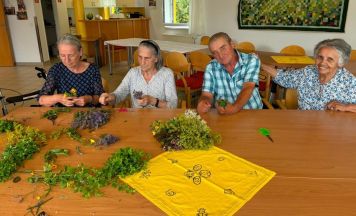 Traditionelle Kräuterbüscherl mit Senioren im Tageszentrum Lebensgarten gebunden