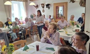 Beim gemeinsamen Mittagstisch in Altenberg kommen Menschen zusammen
