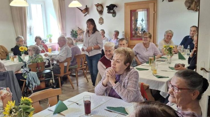 Beim gemeinsamen Mittagstisch in Altenberg kommen Menschen zusammen