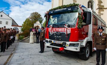 Feierliche Fahrzeugsegnung bei der Feuerwehr Gramastetten: drei Jahre Planung und 320 PS