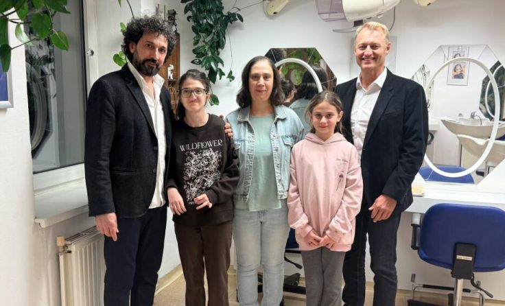 Bürgermeister Harald Kogler (r.) mit der Familie Hasheesho. (Foto: Gemeinde Gramastetten)