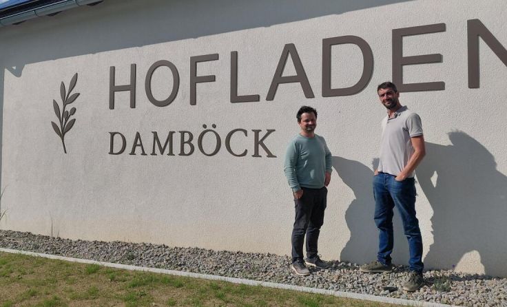 Martin Mühllehner und Roland Leitner freuen sich auf die Hofladen-Eröffnung (v.l.). (Foto: Gugler)