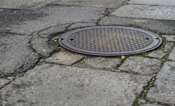 Fußgänger blieb in Katsdorf kopfüber in Kanal stecken
