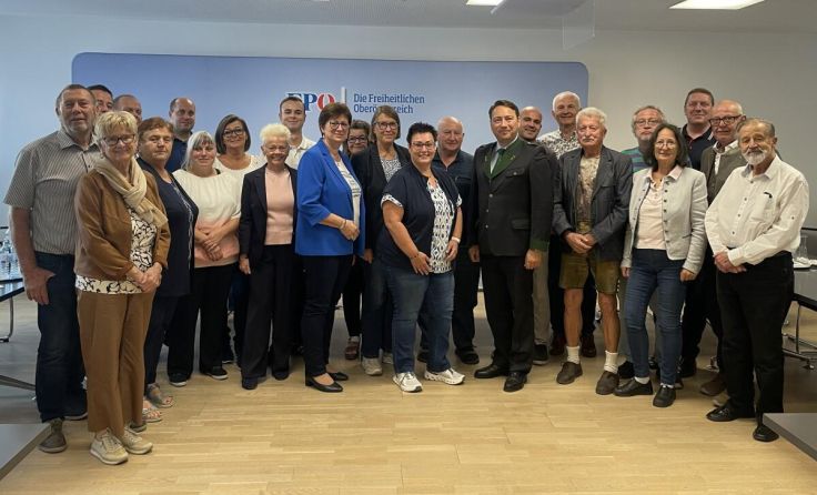 Die Vertreter der FPÖ Perg gemeinsam mit den FPÖ Abgeordneten in Linz. (Foto: FPÖ Bezirk Perg)