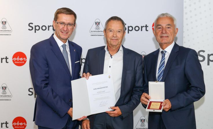 Karl Brandstätter (Mitte) mit dem Konsulententitel ausgezeichnet. (Foto: Manfred Binder / Land OÖ)