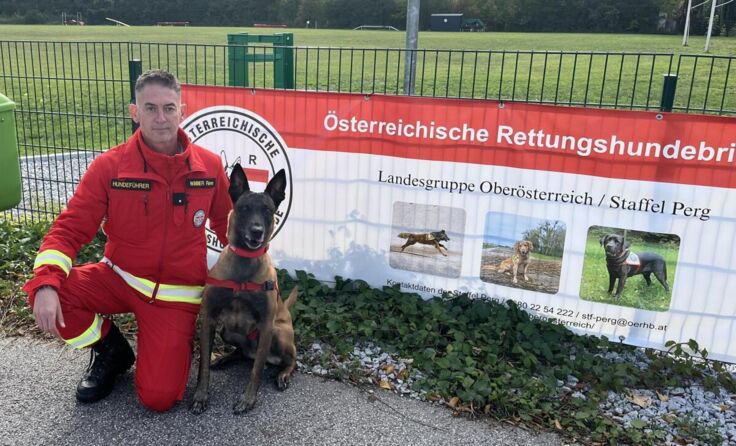 Rene Wimmer gemeinsam mit seiner Hündin. (Foto: Gugler)