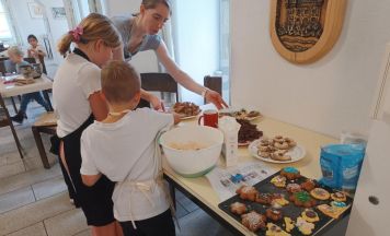 Kinder backen Kekse bei den Naturfreunden Mauthausen